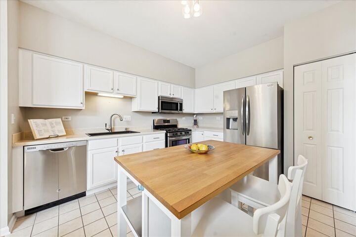 Property Photo: 1433 Quincy Bridge Court IL 60103