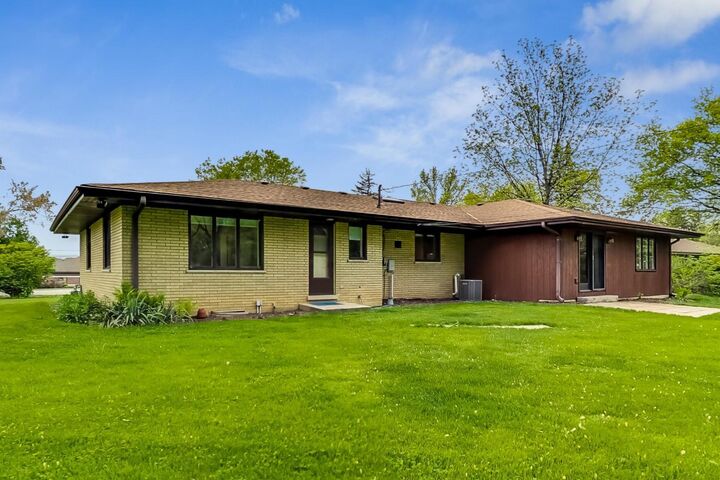 Property Photo: 6027 S Lincoln Avenue IL 60532