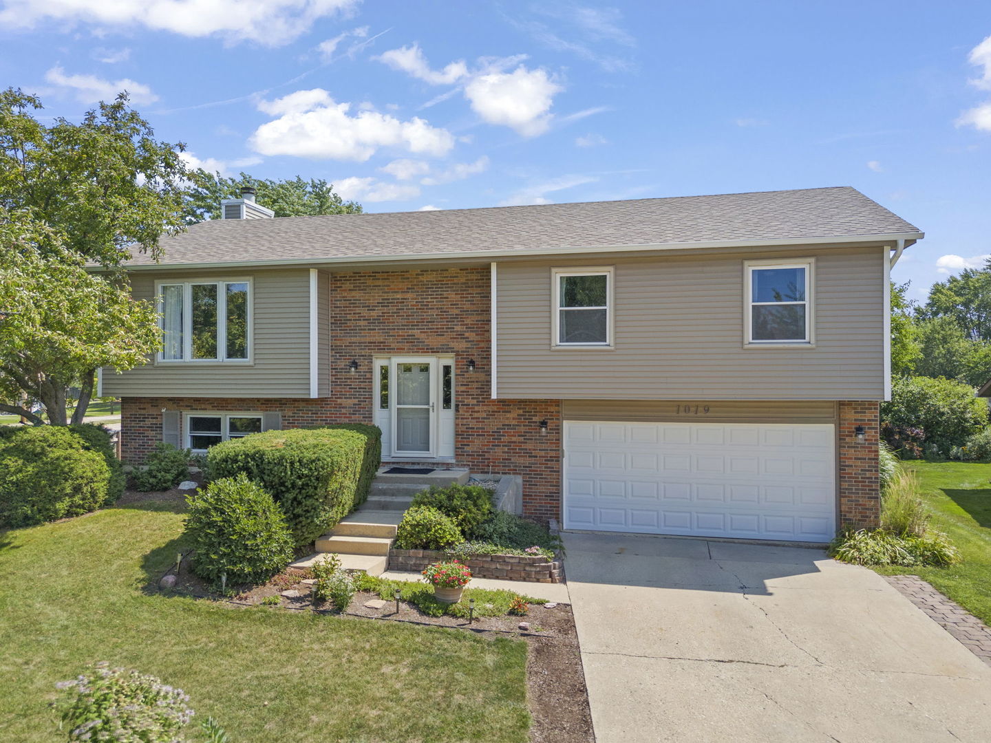Property Photo: 1019 Tioga Court IL 60188