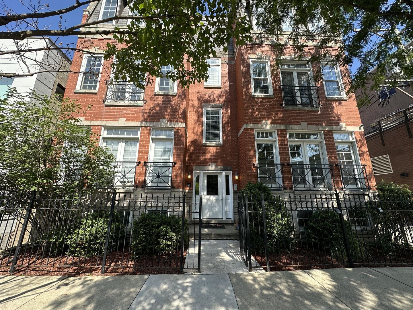 Property Photo:  1617 N Hermitage Avenue 1S  IL 60622 