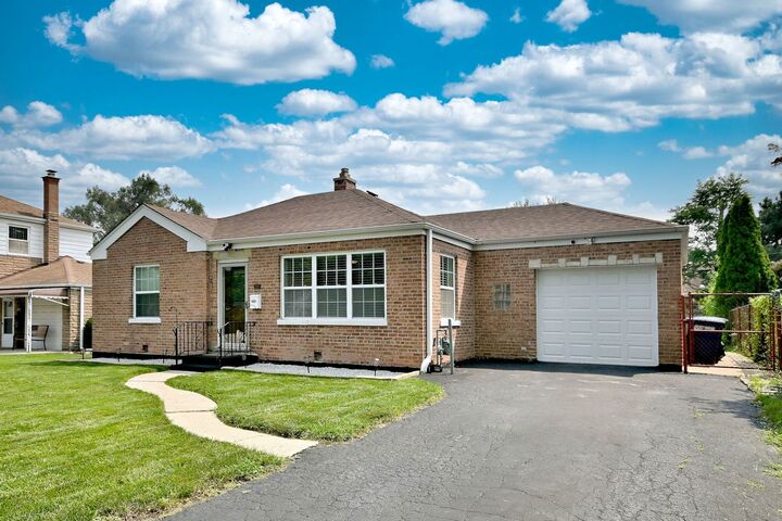 Property Photo: 227 Parkview Drive IL 60164