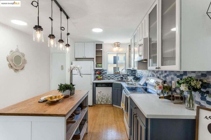 Property Photo:  325 Kitty Hawk Rd Unit 207  CA 94501 