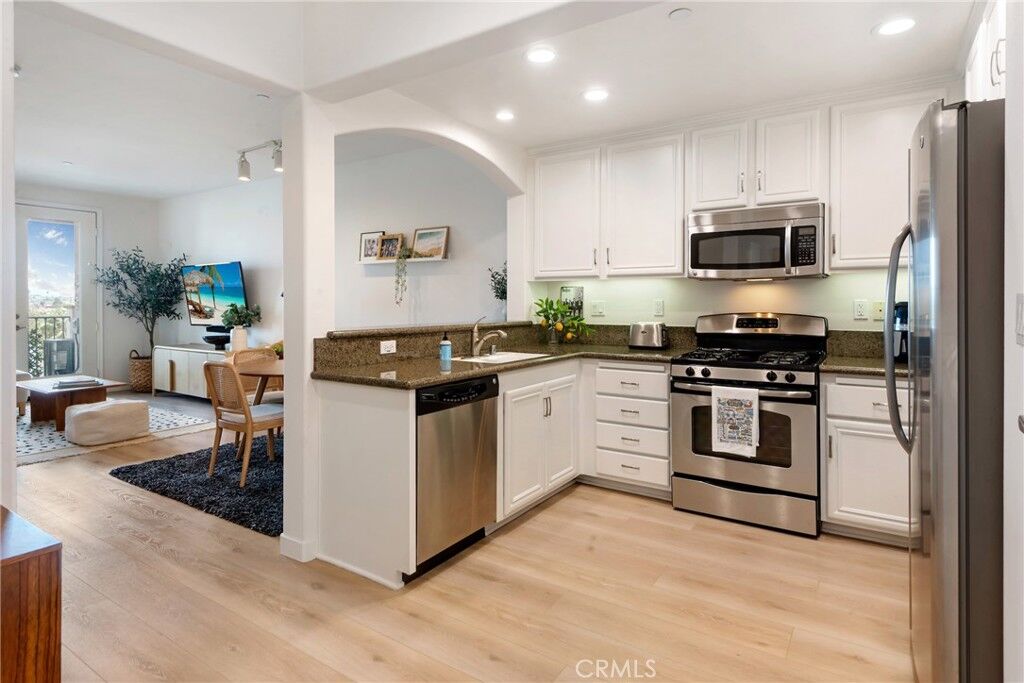 Property Photo:  2001 Artesia Boulevard 404  CA 90278 
