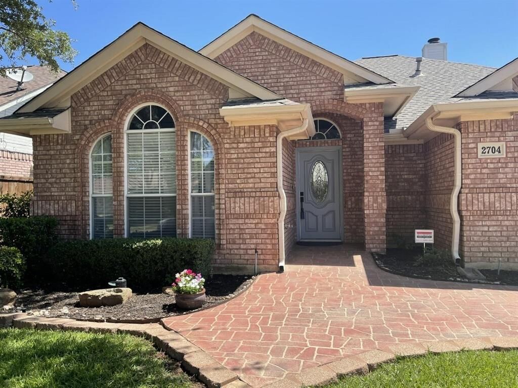 Property Photo: 2704 Crystal Glenn Circle TX 76054