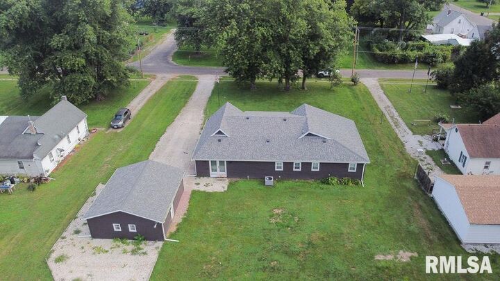 Property Photo:  614 E 8th Street  IL 61563 