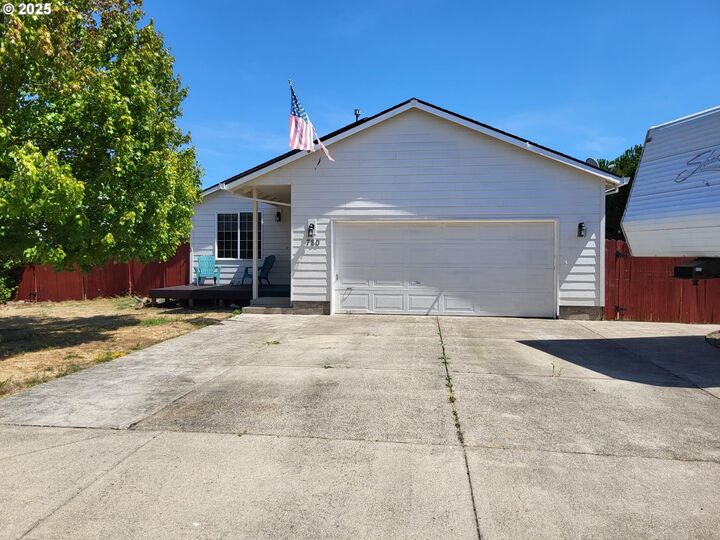 Property Photo:  780 SE Meadows Loop  OR 97378 