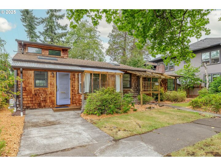 Property Photo:  1461 E 20th Ave  OR 97403 