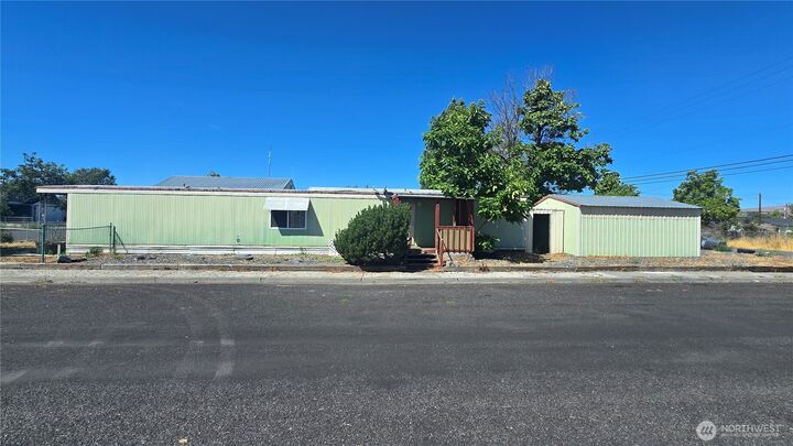 Property Photo:  242 SE 5th Avenue  WA 98851 