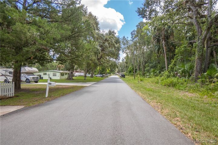 Property Photo: 402 N Robin Hood Road FL 34450
