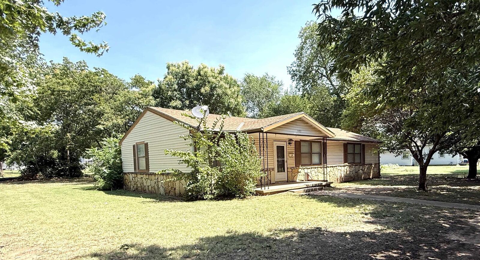 Property Photo: 503 E Main KS 67003