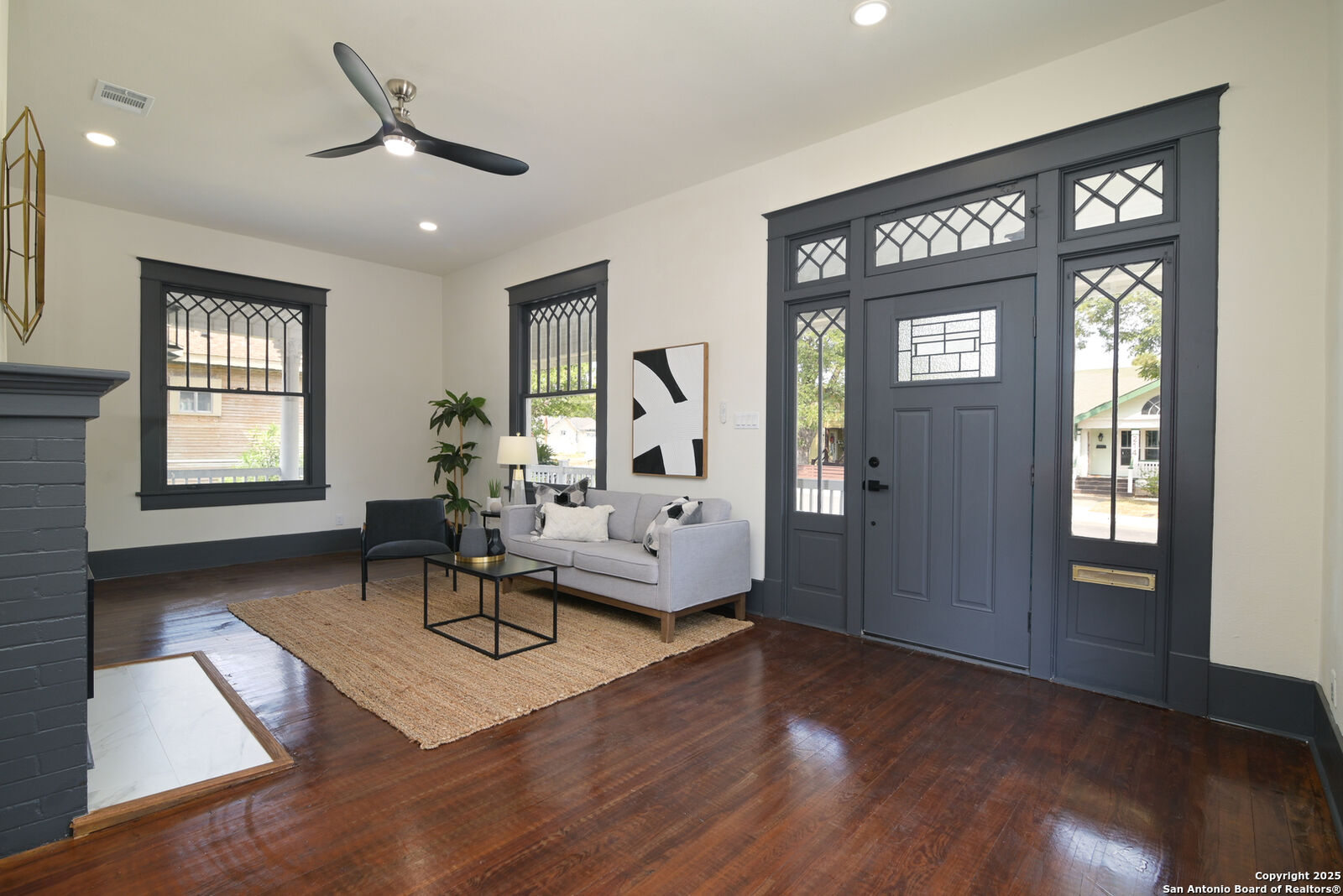 Property Photo: 207 Loretta Pl TX 78210