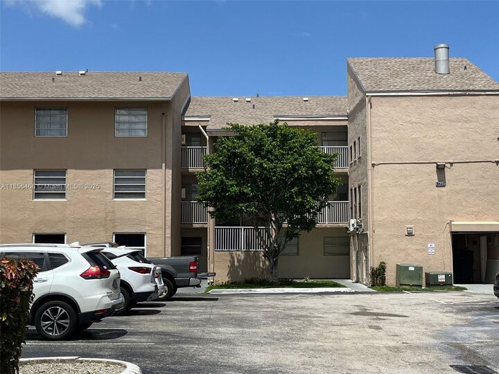 Property Photo: 8420 SW 154th Cir Ct 523 FL 33193