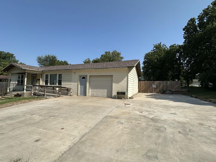 Property Photo: 111 W Lee Street MO 65605
