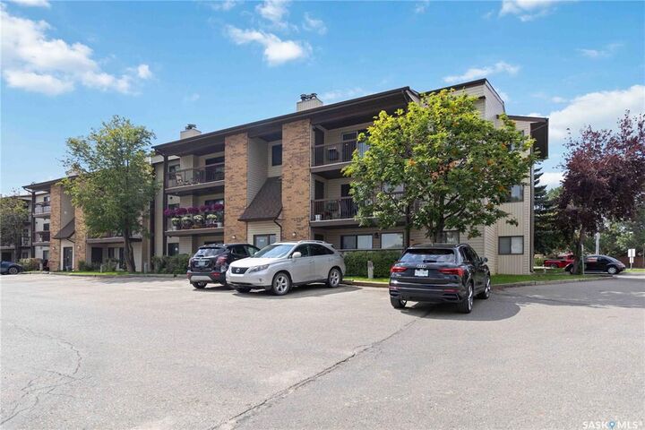 Property Photo: 305 Kingsmere Boulevard 302 SK S7J 4J6