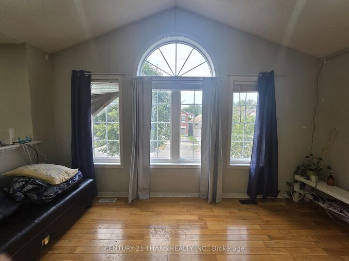 Photo de la propriété: 51 Marchwood Crescent Mainfloor ON L1C 5K5