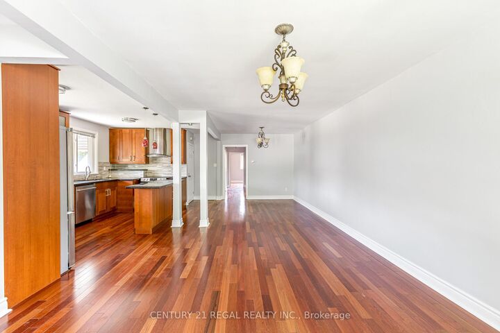 Photo de la propriété: 72 Roywood Drive ON M3A 2E1
