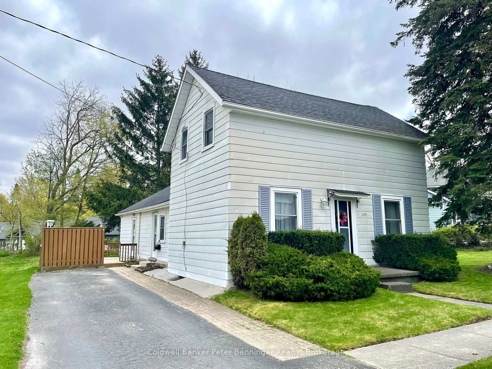 Property Photo:  105 McGivern Street W  ON N0G 2V0 