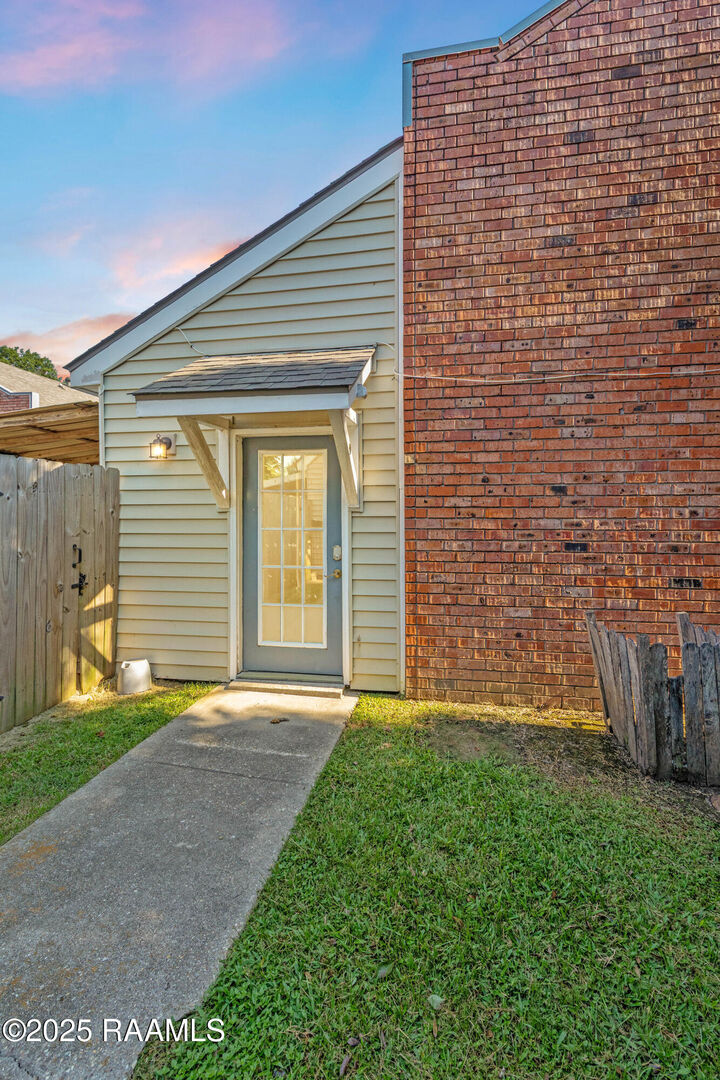 Property Photo: 210 Yvonne Street D LA 70518