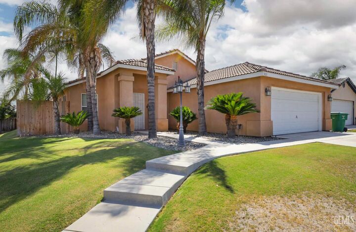 Property Photo:  303 Fern Meadow Drive  CA 93308 