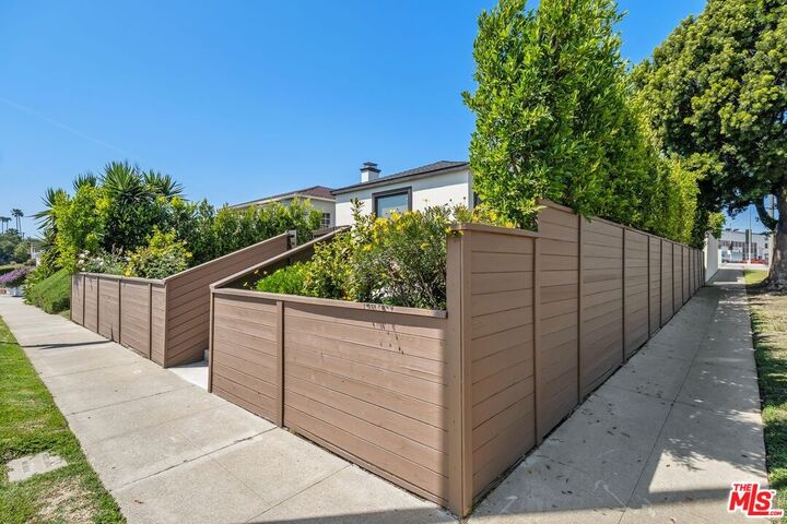 Property Photo:  4401 W 58th Pl  CA 90043 