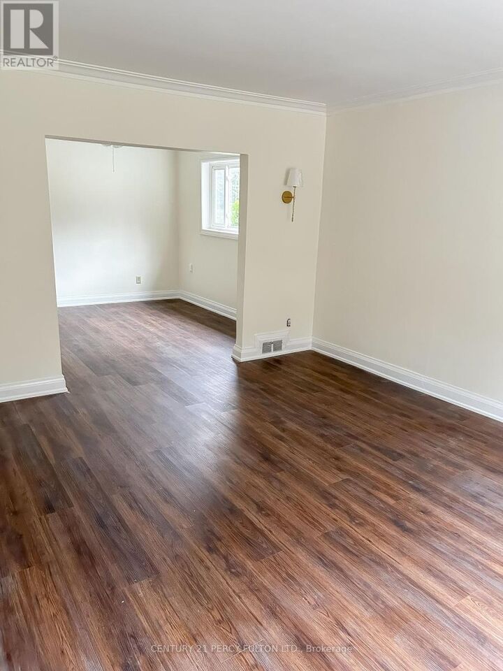 Property Photo:  115 South Kings Way Main  ON M6S 3T5 