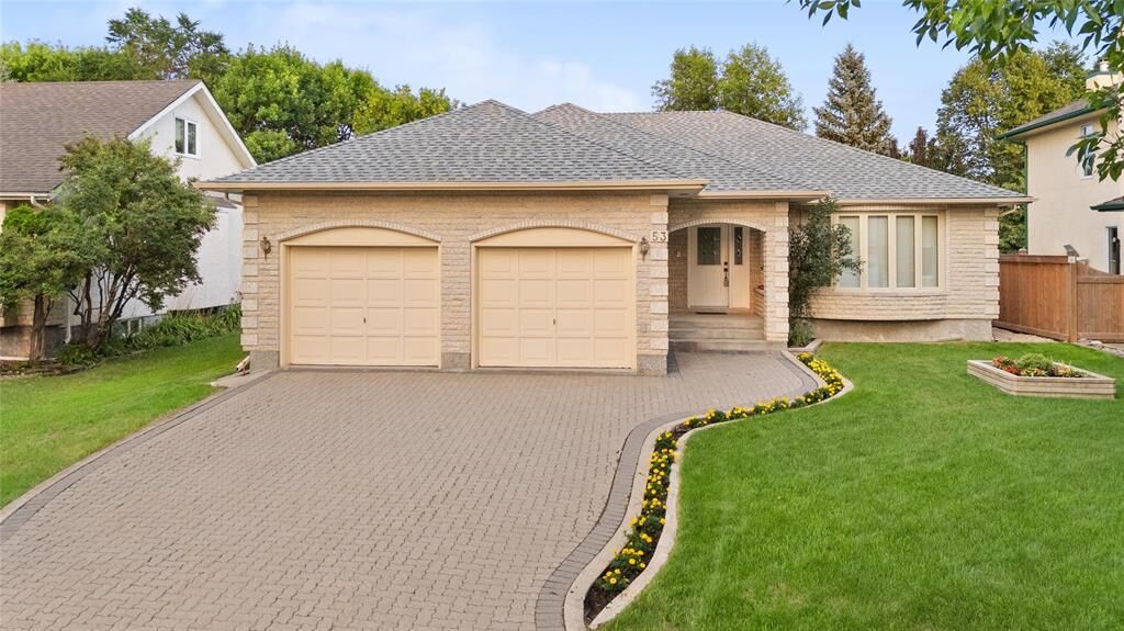 Property Photo: 53 Sammons Crescent MB R3R 3N3