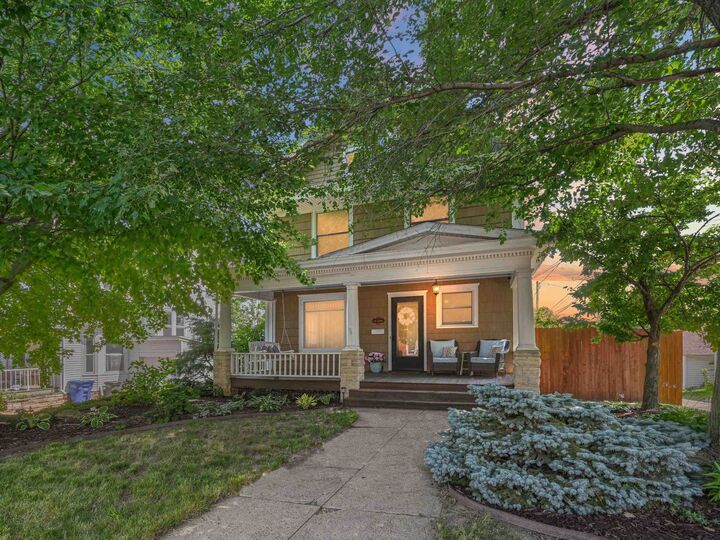 Property Photo:  420 Summit Street  IA 52001 