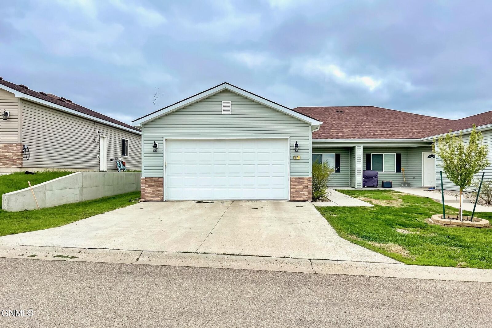 Property Photo:  109 Hilltop Way  ND 58784 