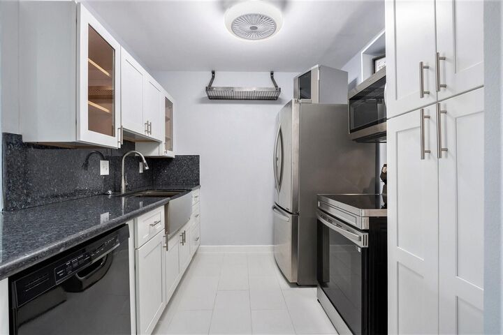 Property Photo:  4633 Wild Indigo Street 536  TX 77027 
