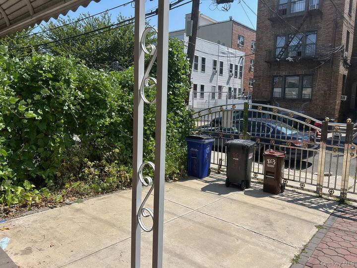 Property Photo: 863 E 221st Street NY 10467