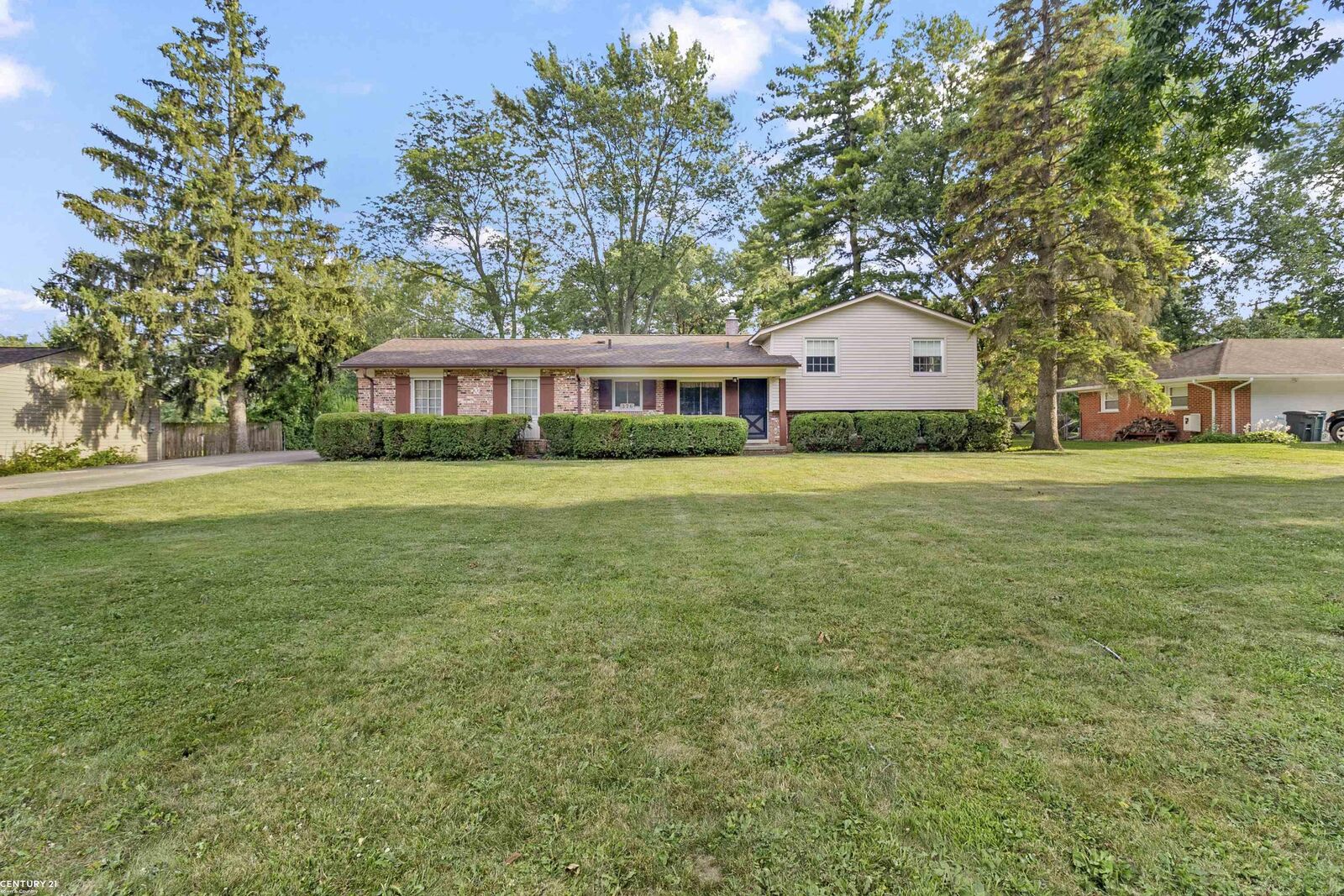 Property Photo: 376 E Lovell Dr Drive MI 48085