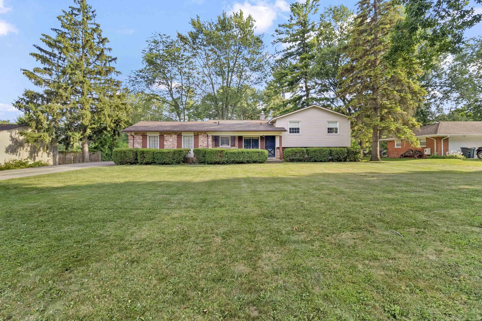Property Photo: 376 E Lovell Drive MI 48085