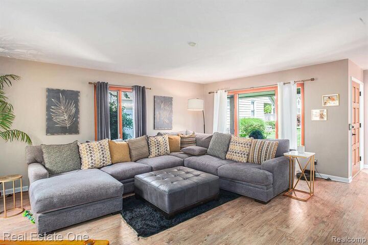 Property Photo: 608 Parkdale MI 48307