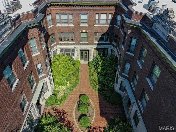 Property Photo: 377 N Taylor Avenue 1S MO 63108