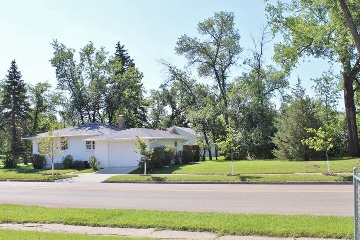 Property Photo:  232 11th Ave SE  ND 58701 