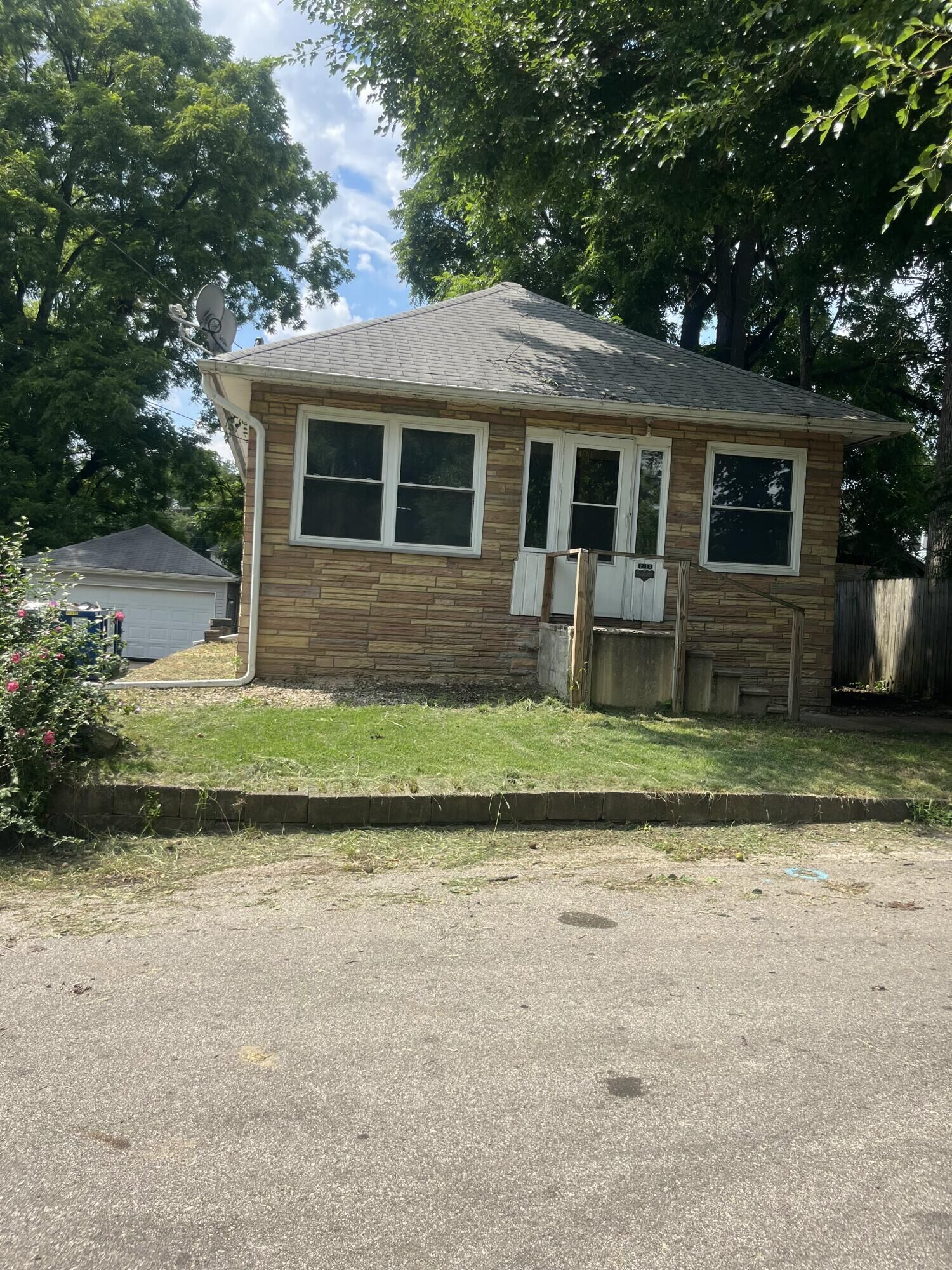 Property Photo: 2110 Sunnyside Court MI 49203