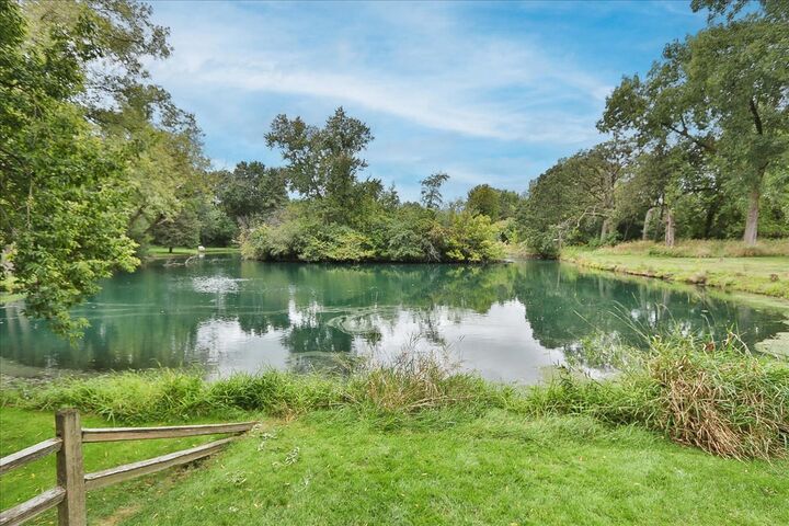 Property Photo: 547 Lakeview Court IL 60103