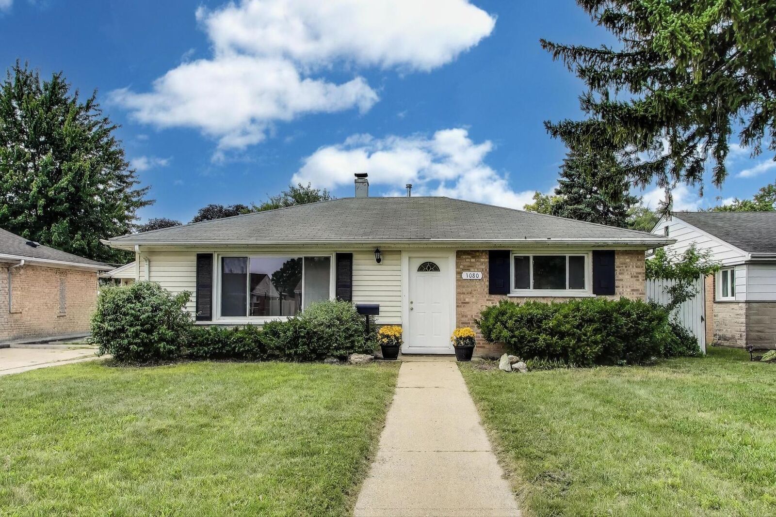 Property Photo: 1080 S 6th Avenue IL 60016