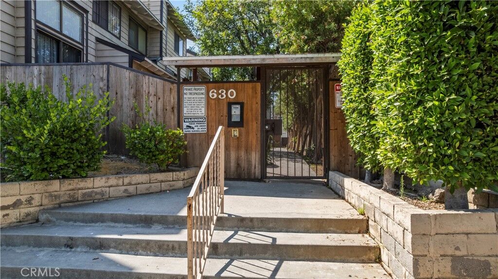Property Photo: 630 W Queen Street 10 CA 90301