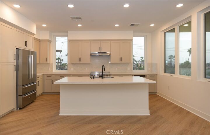 Property Photo: 414 Main 400 CA 92648