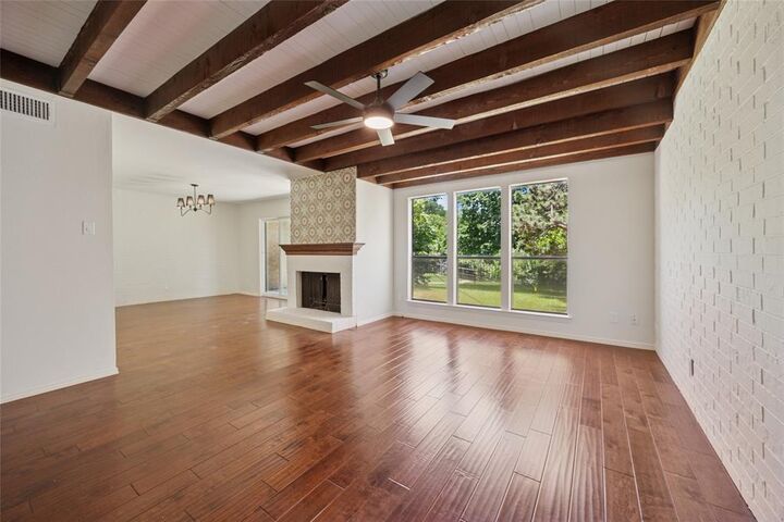 Property Photo: 712 Oakwood Trail TX 76112