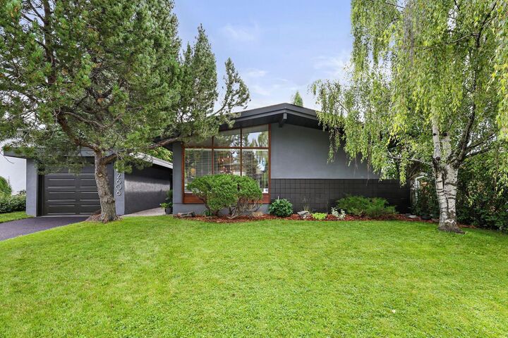 2608 Laurel Crescent SW  Calgary AB T3E 6B3 photo