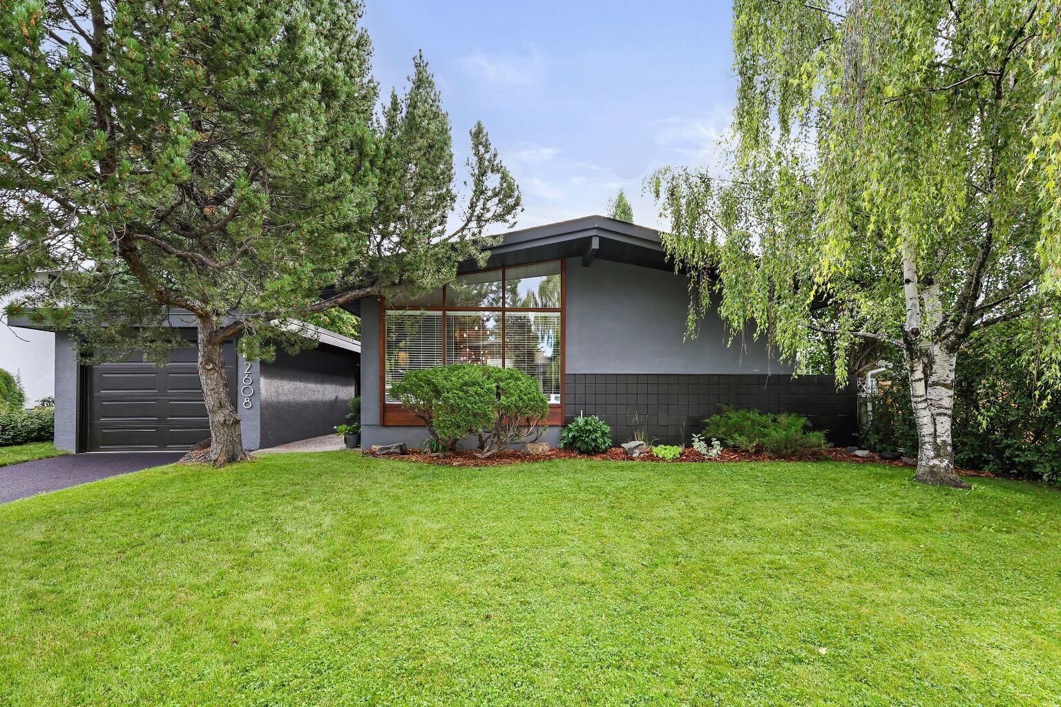 Property Photo:  2608 Laurel Crescent SW  AB T3E 6B3 
