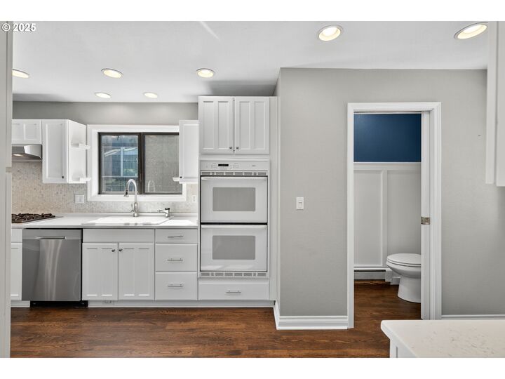 Property Photo:  7450 SW 17th Dr  OR 97219 