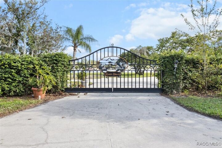 Property Photo: 519 NW 7th Avenue FL 34428