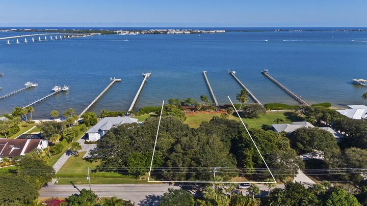 Property Photo:  36 S Sewalls Point Road  FL 34996 