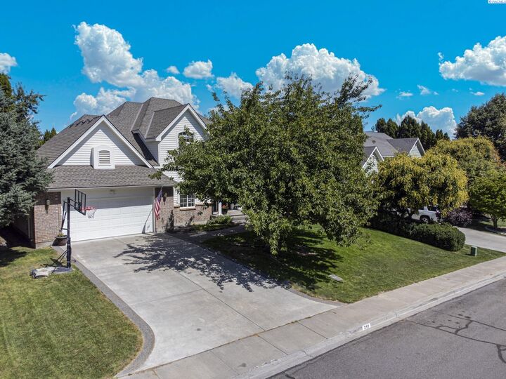 Property Photo:  218 Sitka Ct  WA 99352 