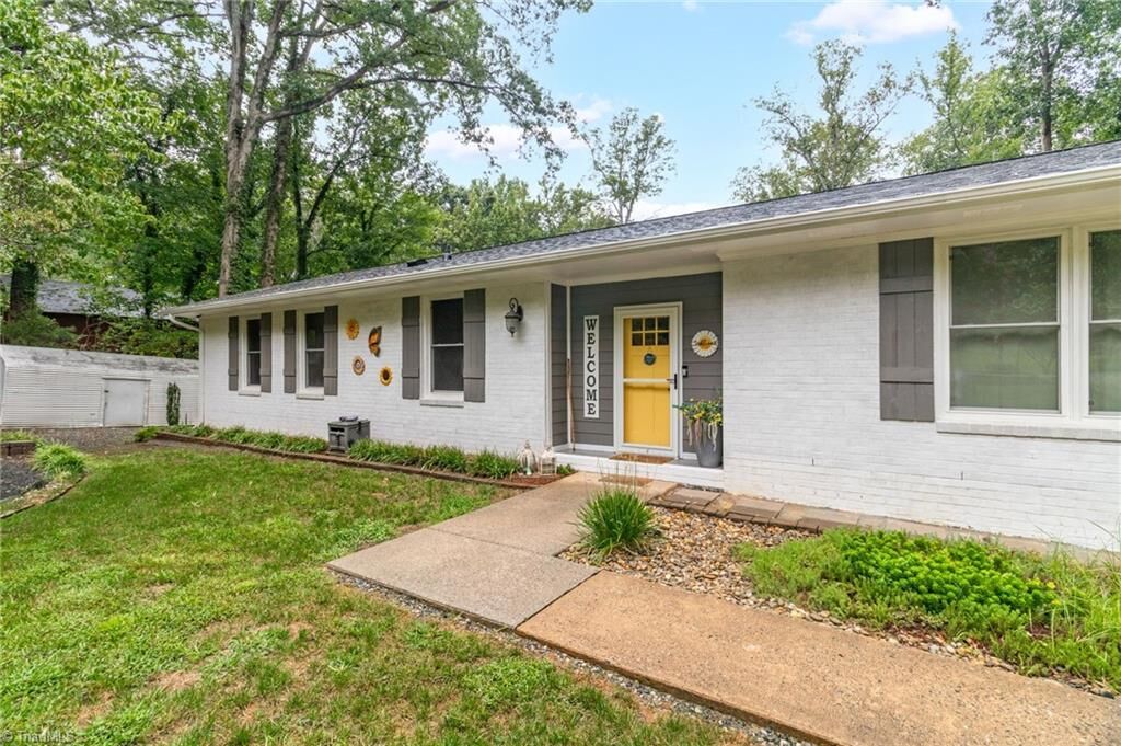 Property Photo: 2909 Charolais Drive NC 27406