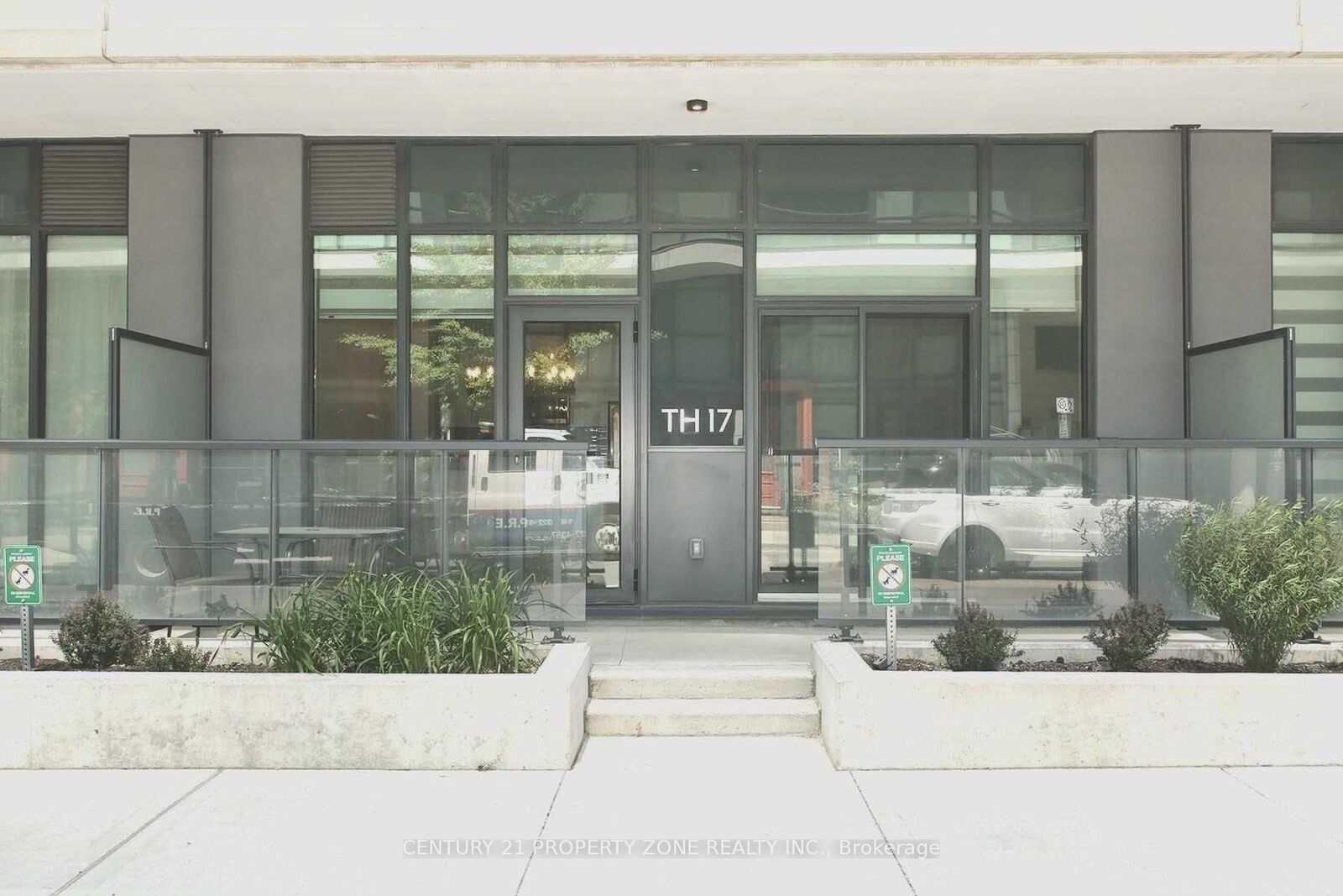 Property Photo:  4055 Parkside Village Drive Th-17  ON L5B 0K8 