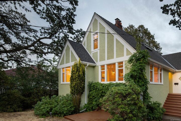Property Photo: 1959 Hampshire Rd BC V8R 5T9